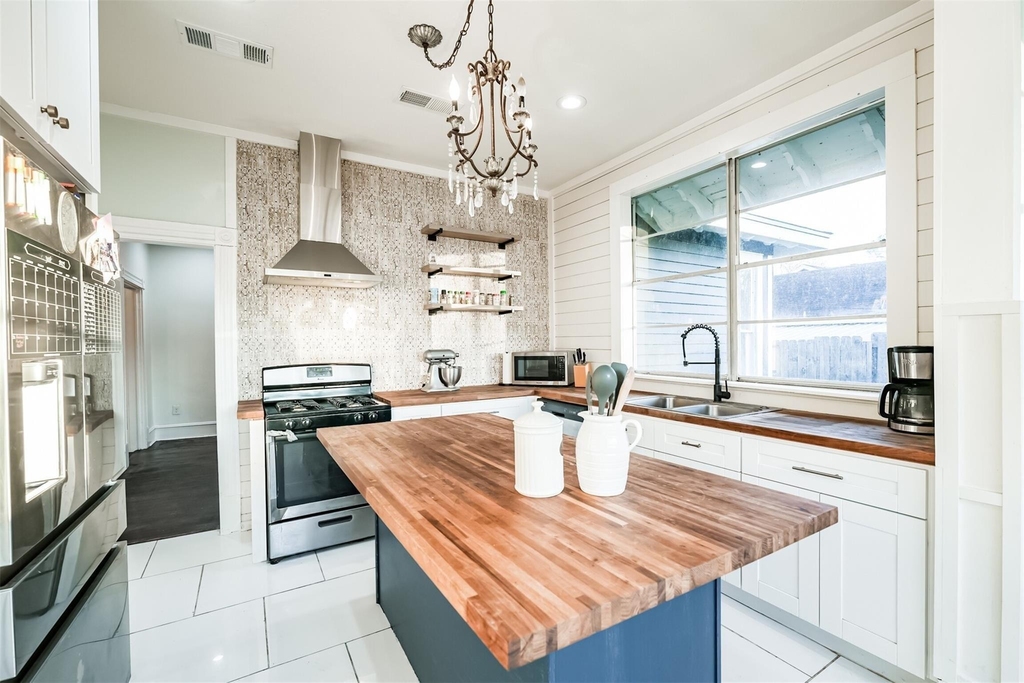 4016 Avenue Q 1/2 - Photo 1