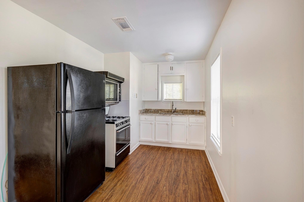 309 W 21st 1/2 Street - Photo 2