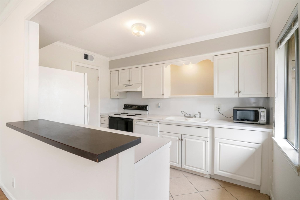 6332 Chevy Chase Drive - Photo 6