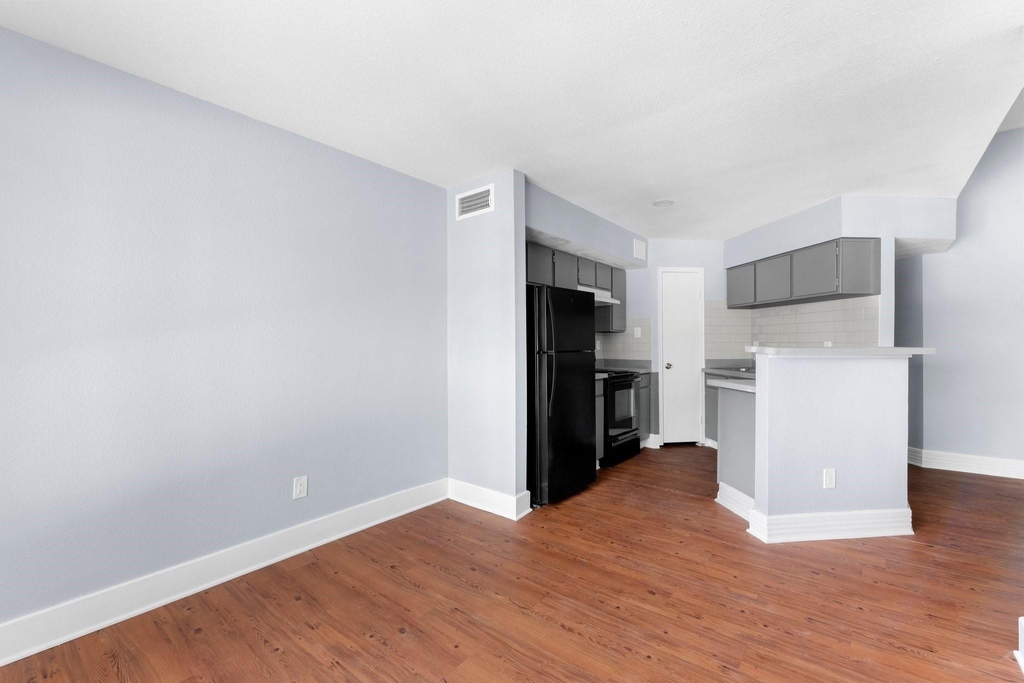 7200 W T C Jester Boulevard W - Photo 13