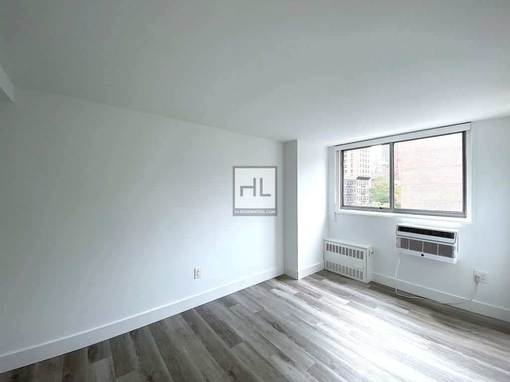 Second Avenue - Photo 3
