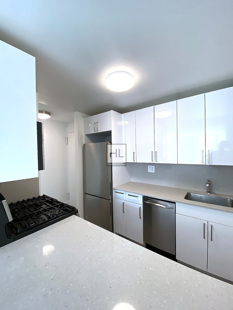 Second Avenue - Photo 1