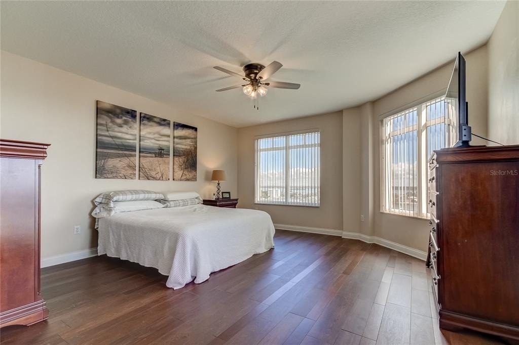 521 Mandalay Avenue - Photo 2