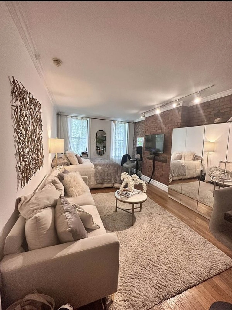 237 West 10th Street - Photo 7