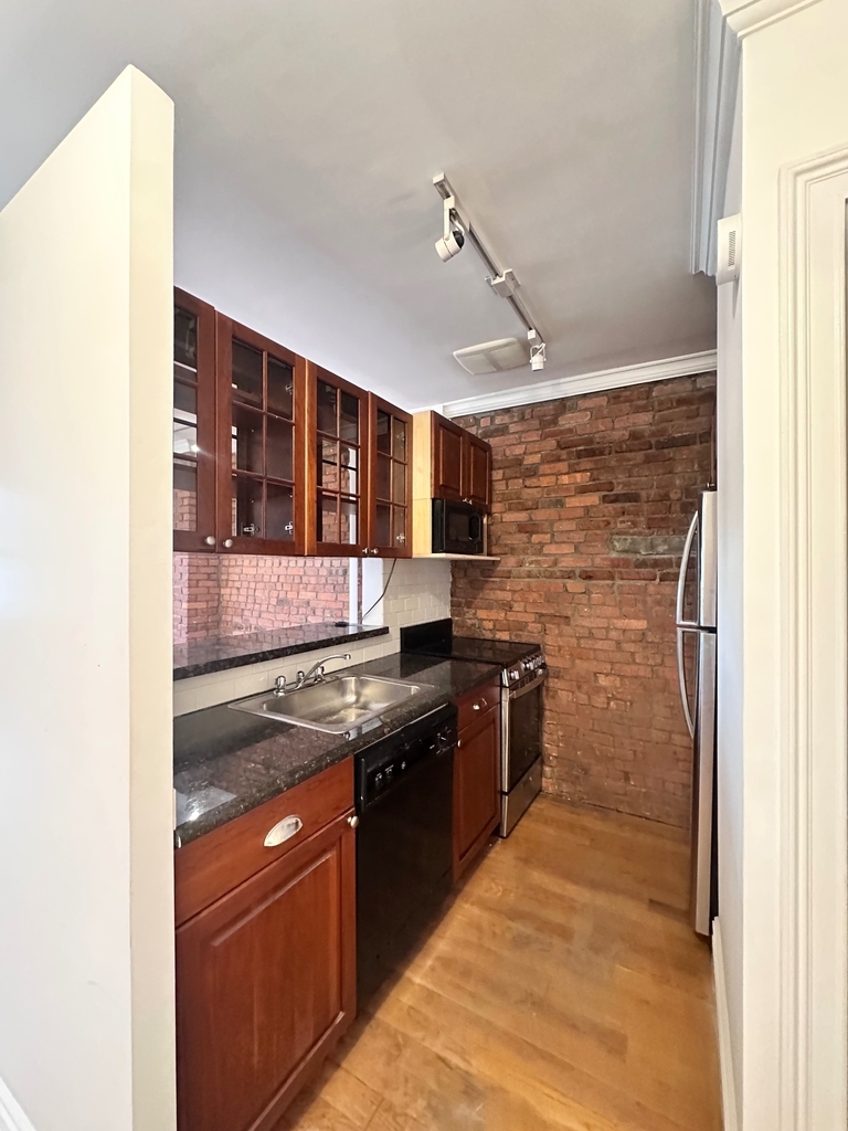237 West 10th Street - Photo 2