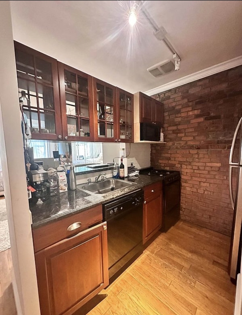 237 West 10th Street - Photo 4