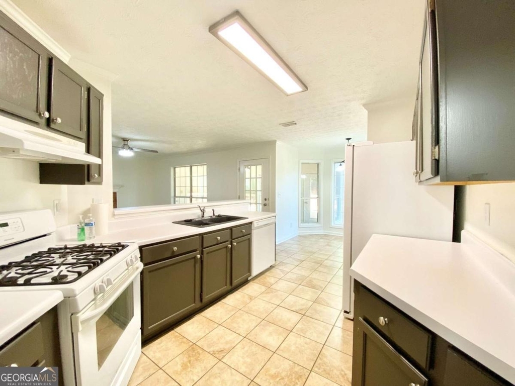 640 Suwanee Lakes Circle - Photo 7