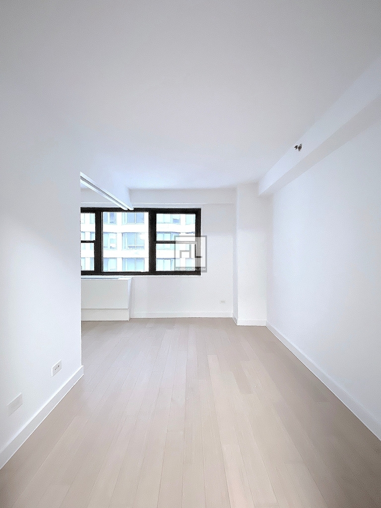 East 39th Street - Photo 3