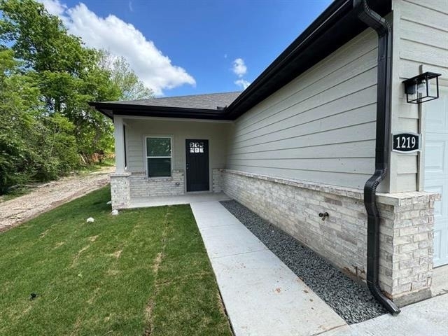 1219 S Austin Street - Photo 1