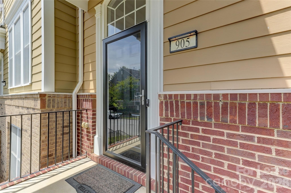 905 Lyndley Drive - Photo 4