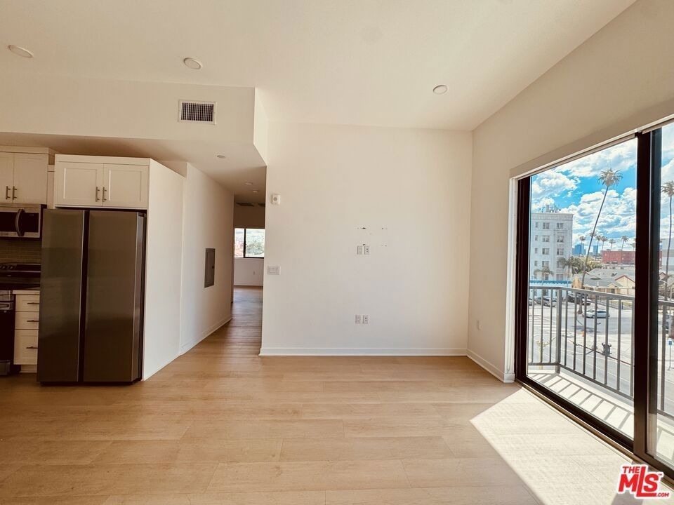 3977 Beverly Boulevard - Photo 2