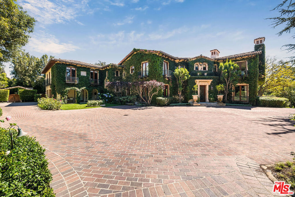 1550 Amalfi Drive - Photo 4