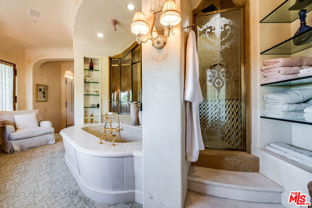 1550 Amalfi Drive - Photo 19