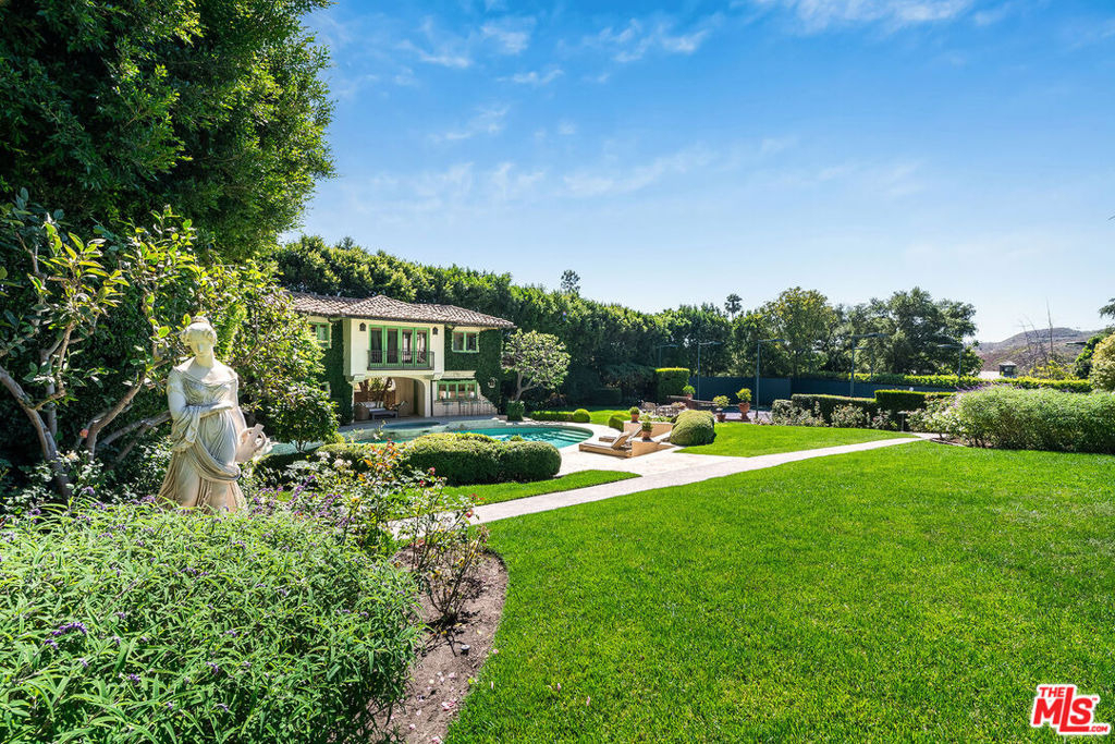 1550 Amalfi Drive - Photo 26