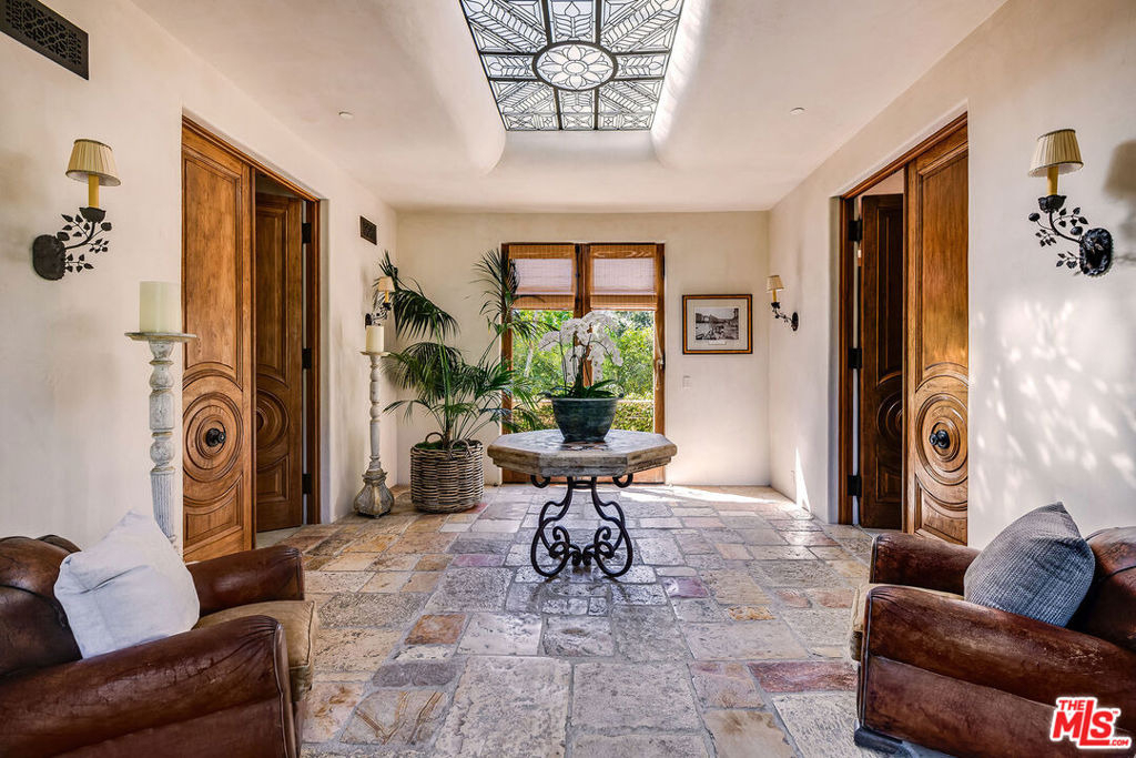 1550 Amalfi Drive - Photo 21