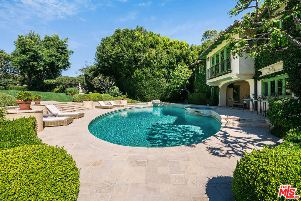1550 Amalfi Drive - Photo 32