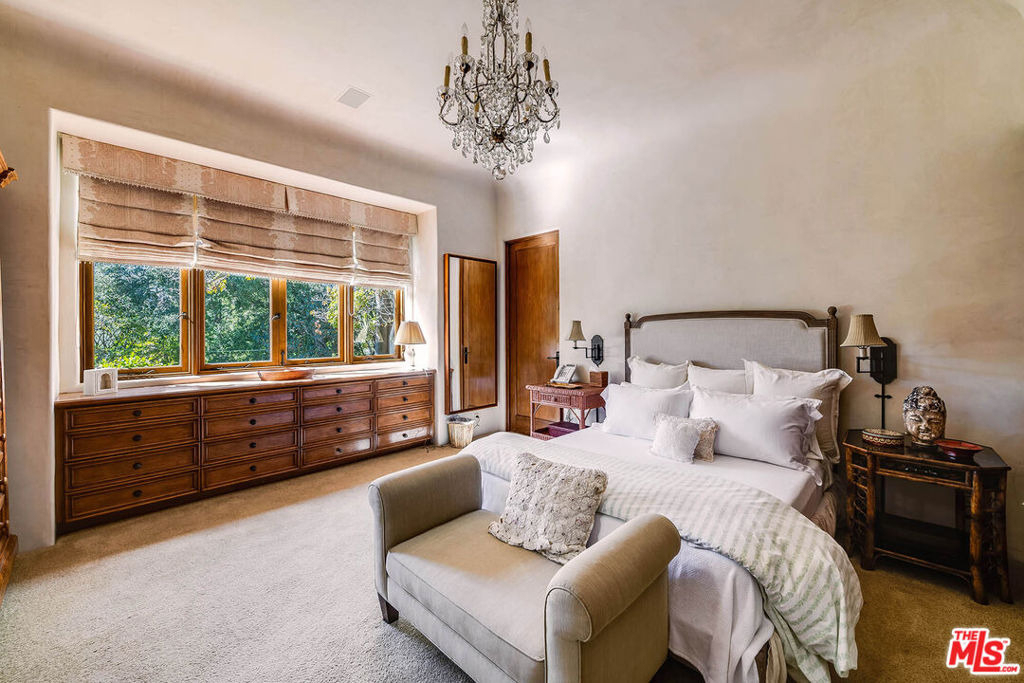 1550 Amalfi Drive - Photo 22