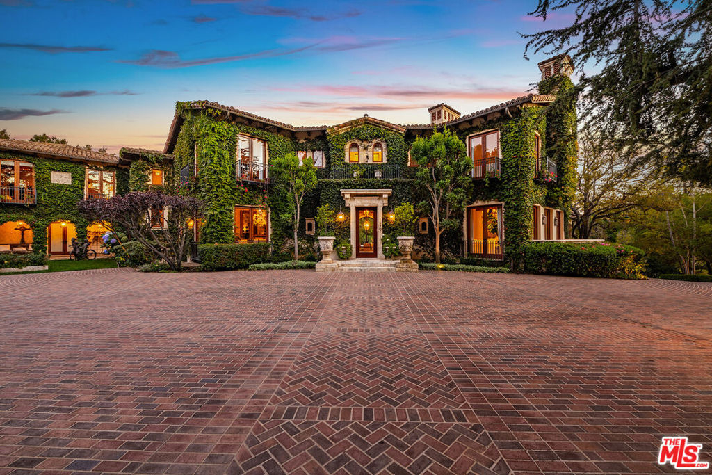 1550 Amalfi Drive - Photo 2