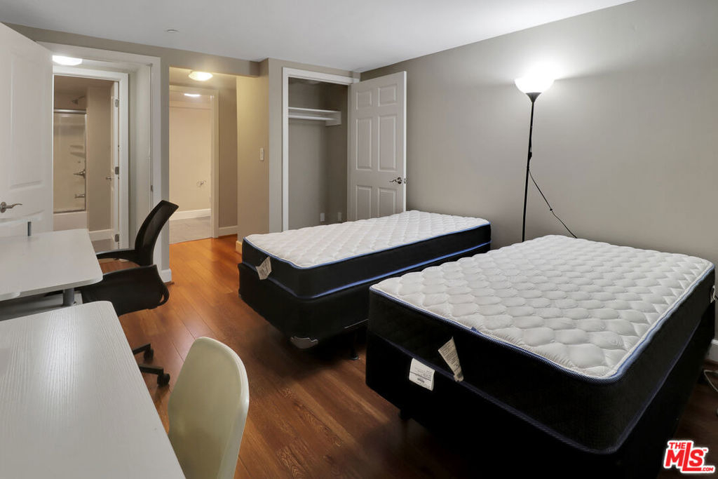 10982 Roebling Avenue - Photo 9
