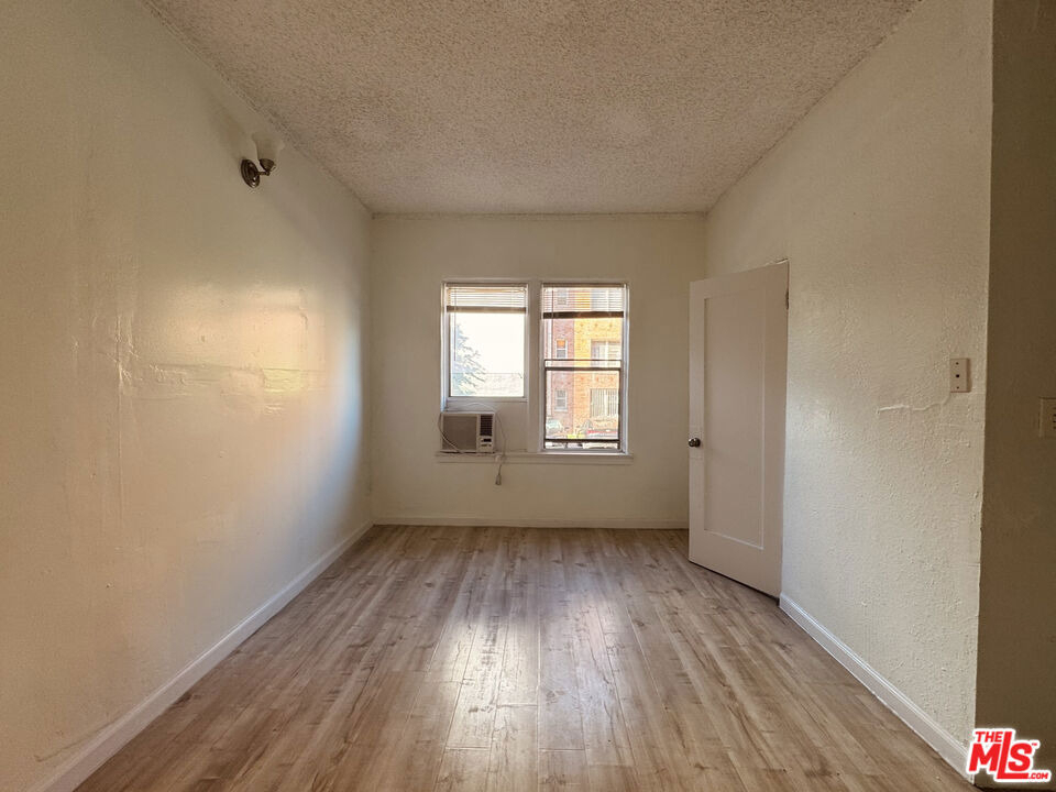 920 S Hobart Blvd - Photo 2