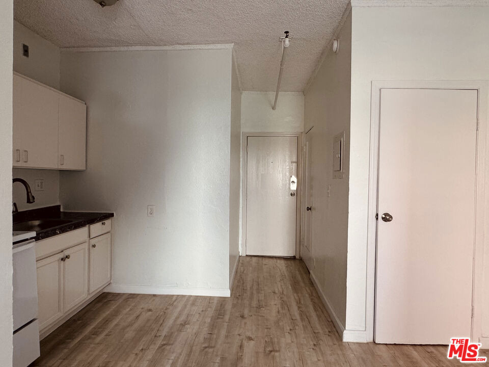 920 S Hobart Blvd - Photo 0