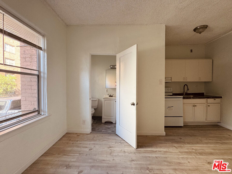 920 S Hobart Blvd - Photo 1