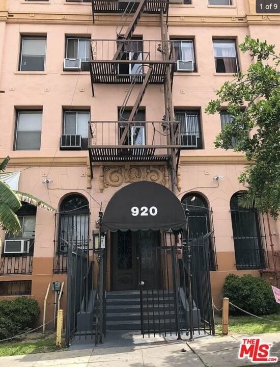 920 S Hobart Blvd - Photo 3