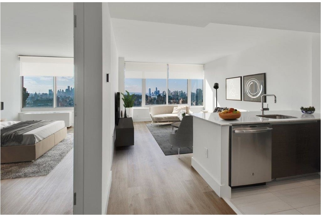 315 W 33rd St - Photo 1