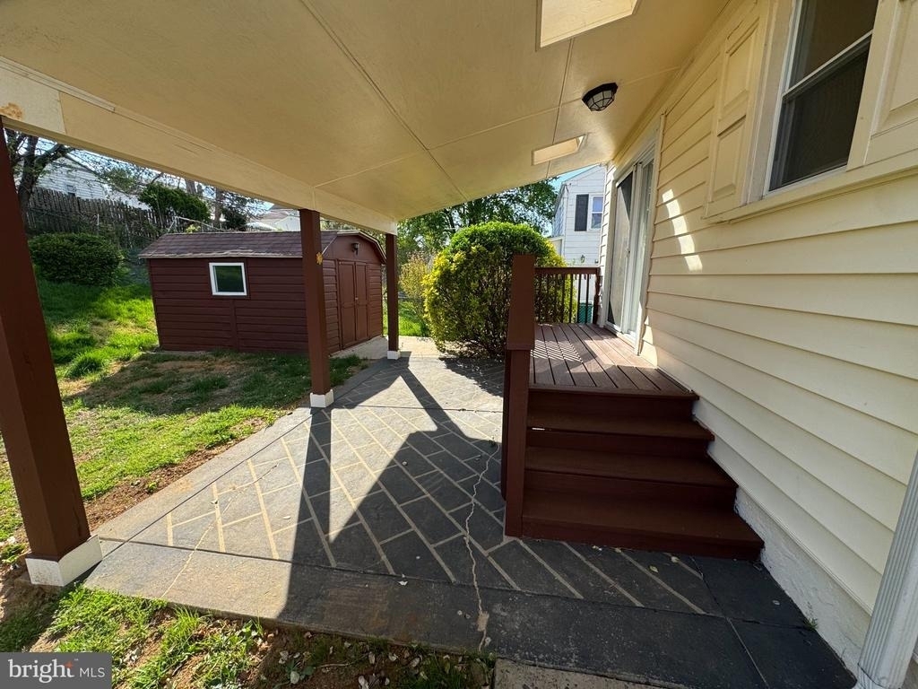 216 Sussex Boulevard - Photo 2