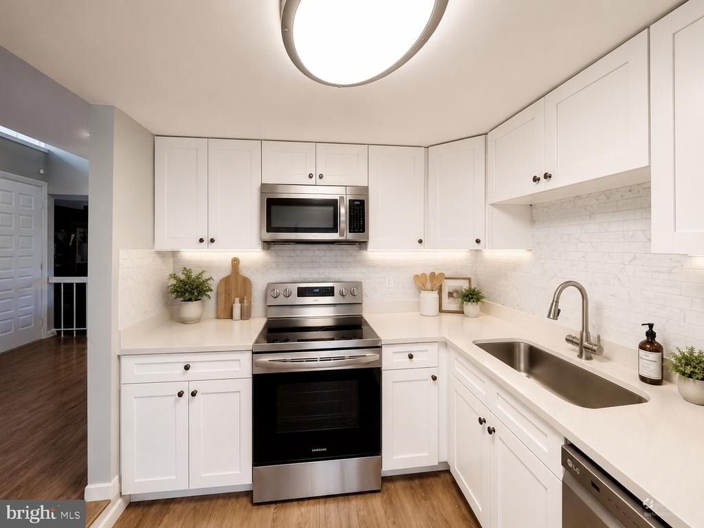 18428 Point Seneca Place - Photo 1