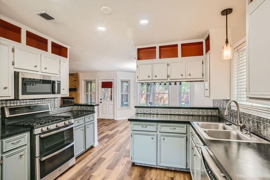 1712 Hermitage Dr - Photo 1