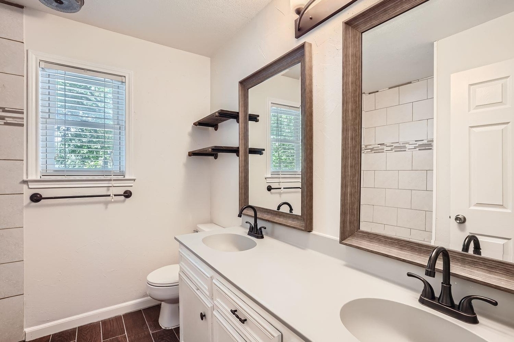 1712 Hermitage Dr - Photo 3