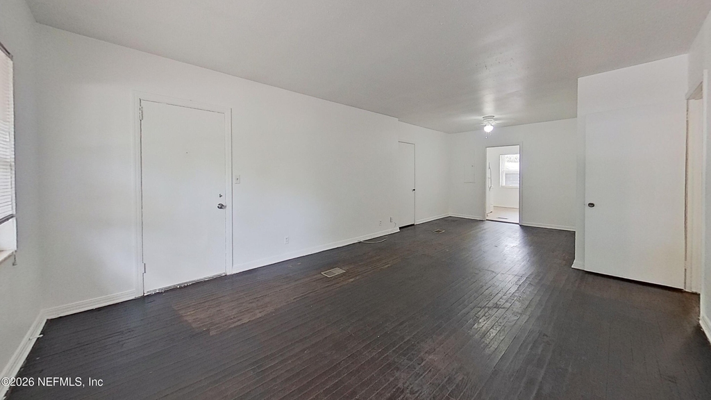 1464 Holmesdale Road - Photo 3
