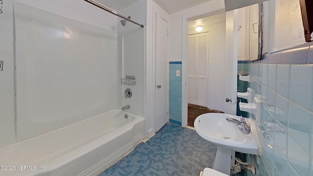 1464 Holmesdale Road - Photo 9