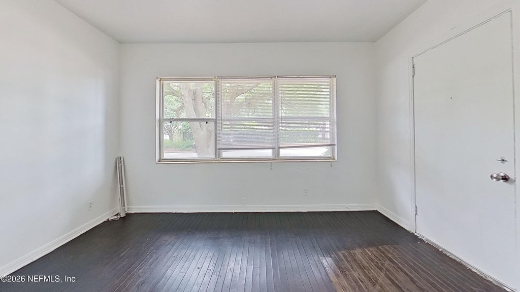 1464 Holmesdale Road - Photo 5