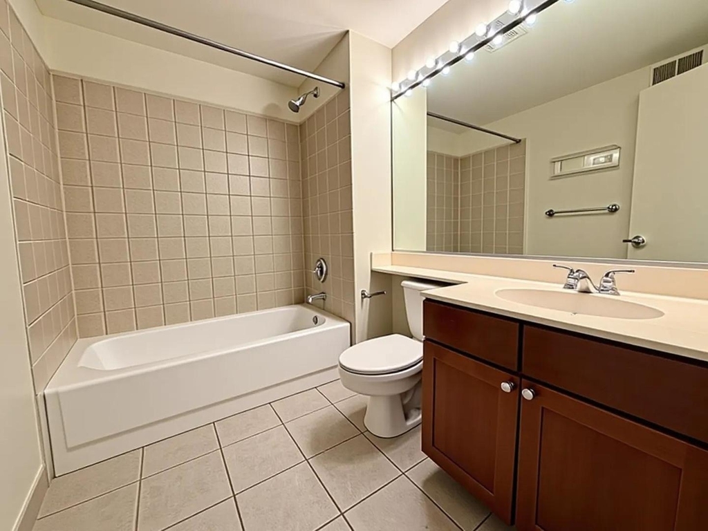 758 N Larrabee Street - Photo 3
