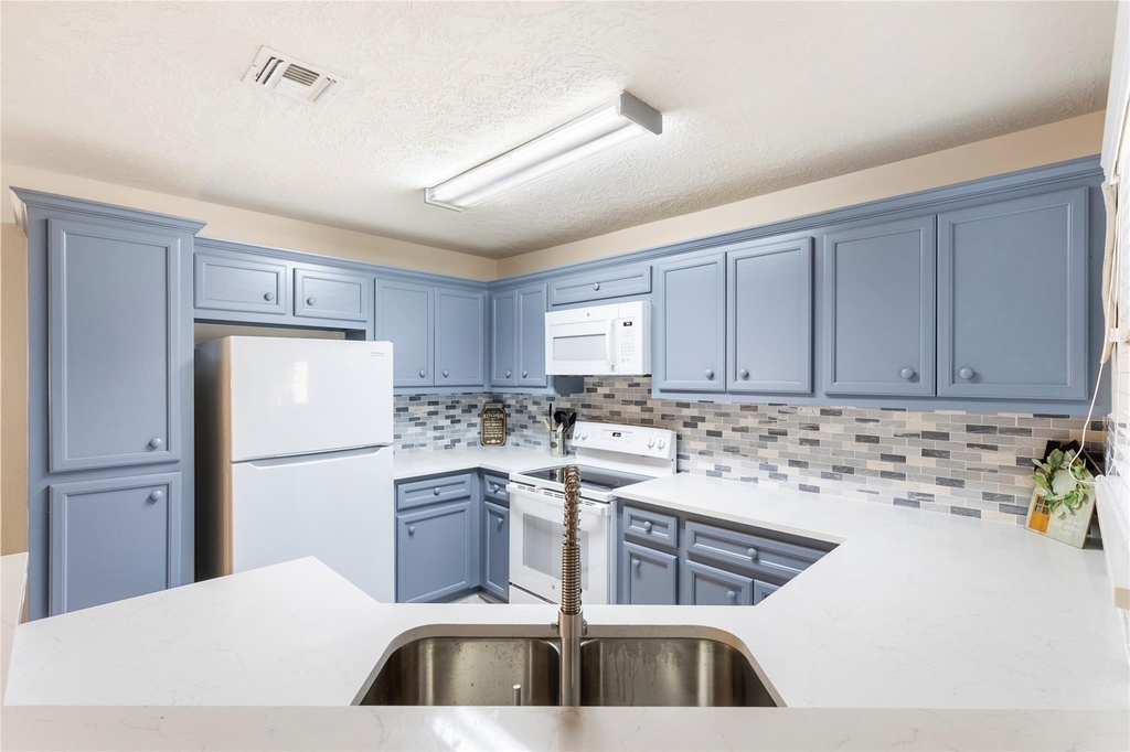 207 Foster Street - Photo 5