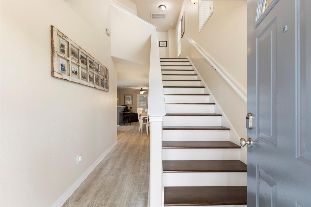 207 Foster Street - Photo 2