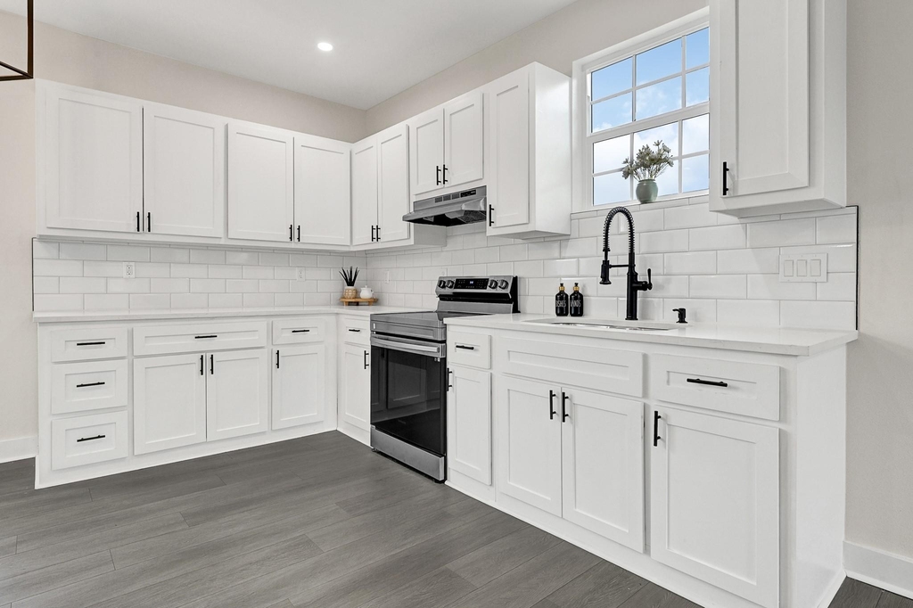 2412 Lucas Street - Photo 2