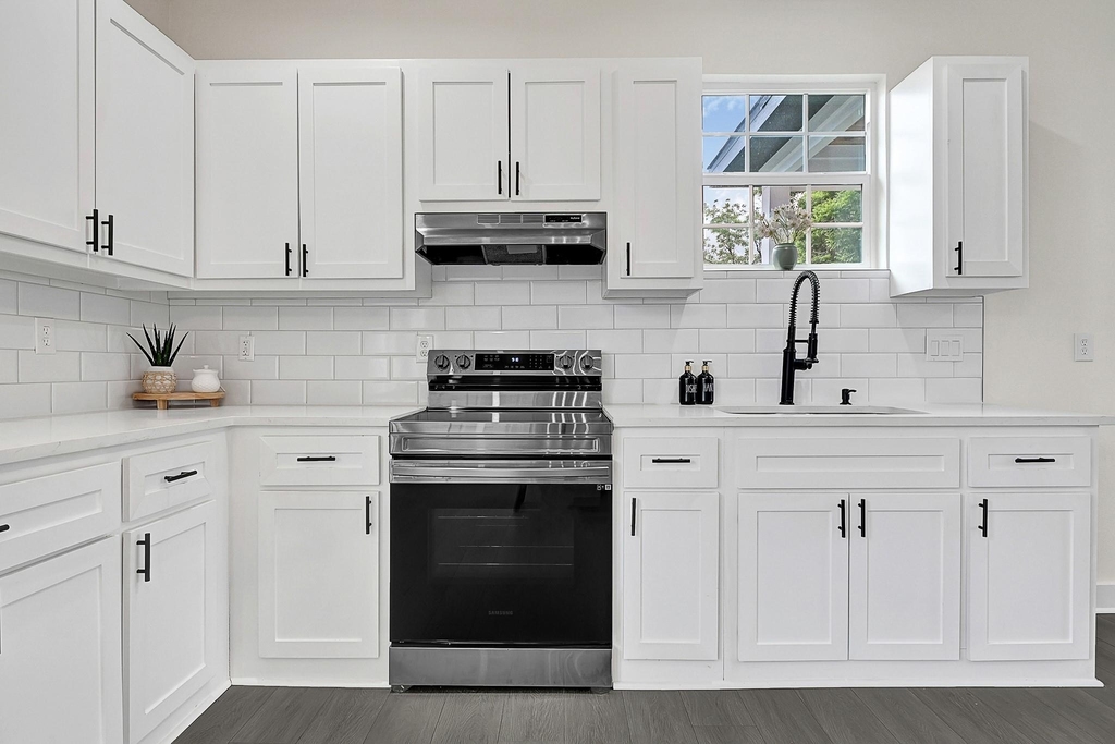 2412 Lucas Street - Photo 3