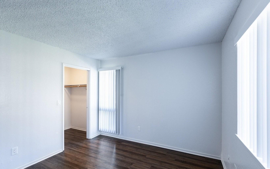 2550 S King Road - Photo 4