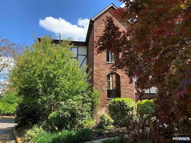 126 Hawthorne - Photo 1