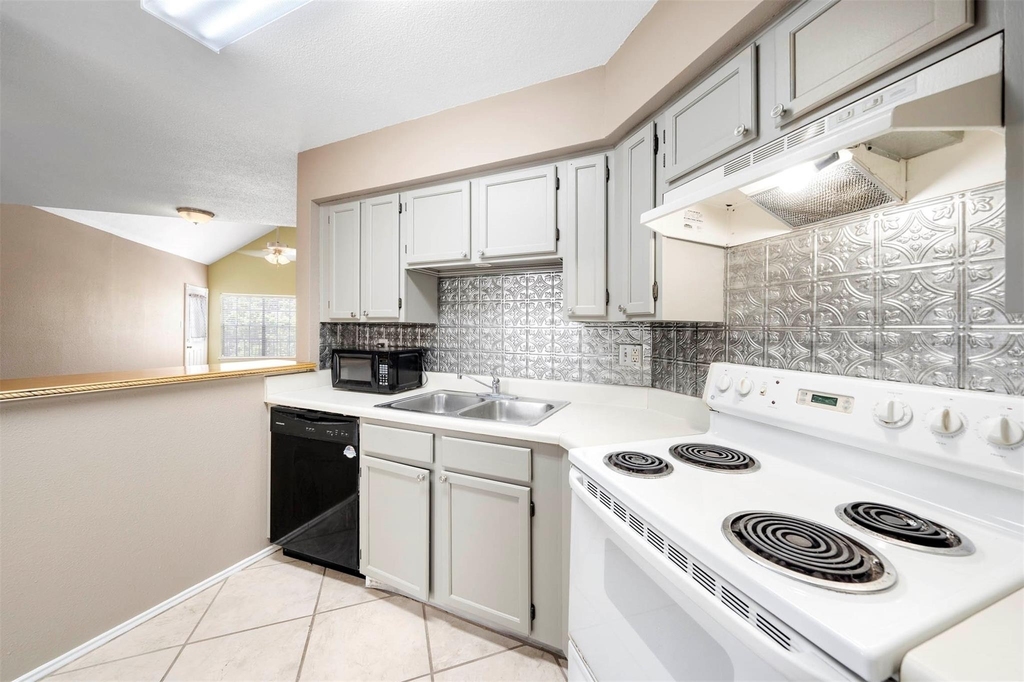 10630 Westbrae Parkway - Photo 1