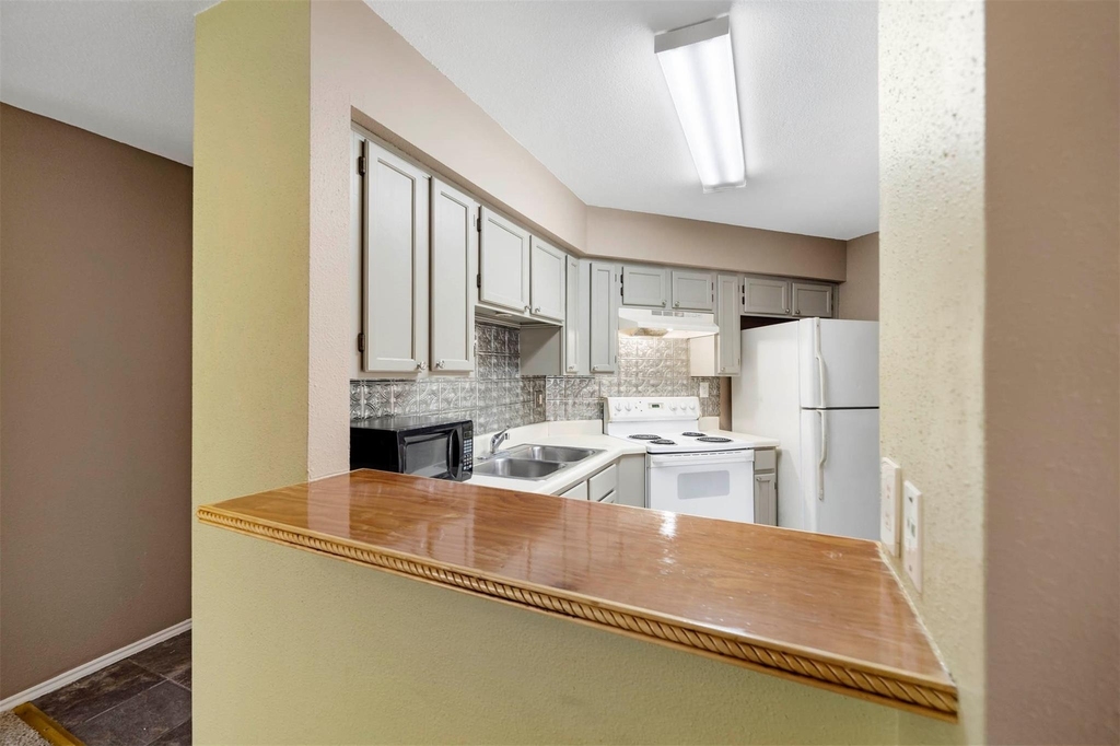 10630 Westbrae Parkway - Photo 6