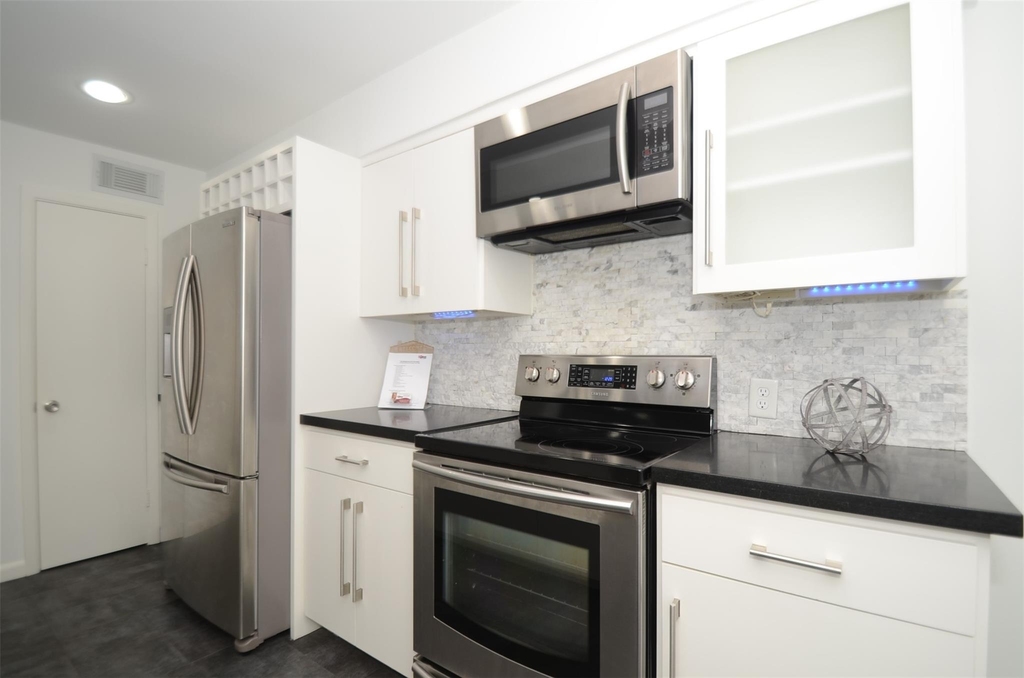 5524 Beverlyhill Street - Photo 9