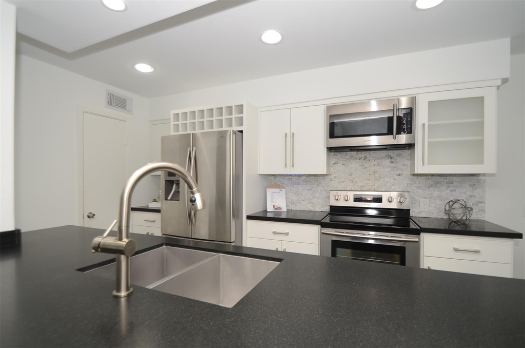 5524 Beverlyhill Street - Photo 4