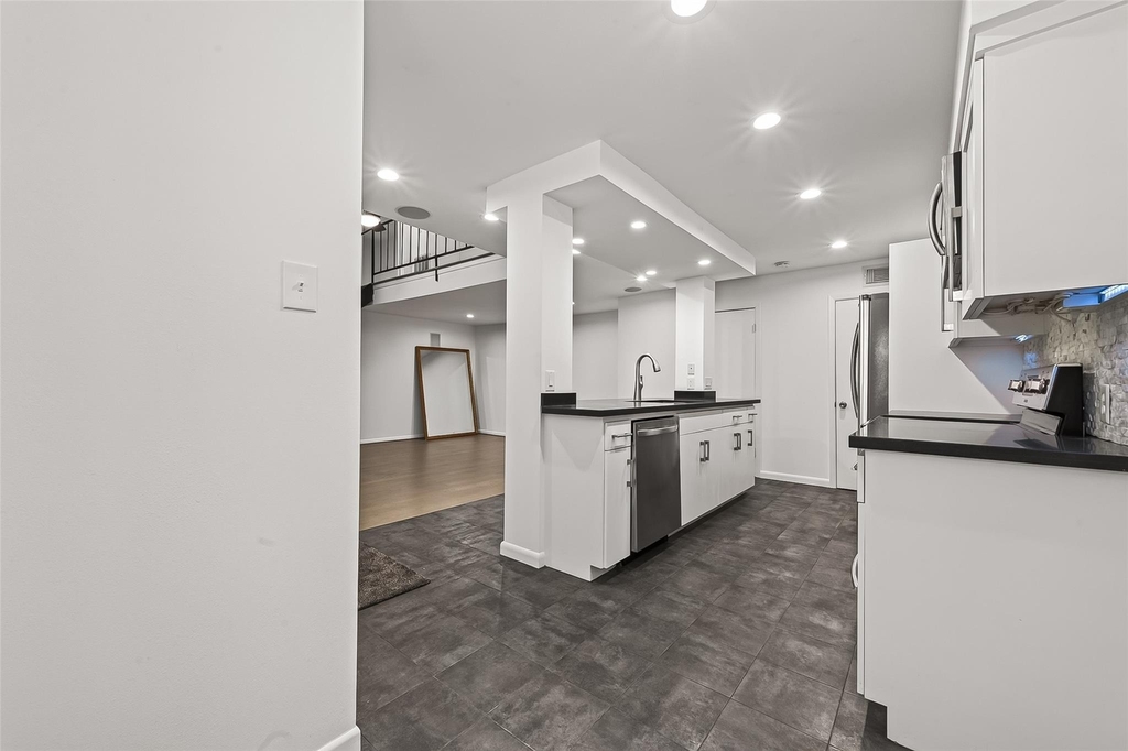 5524 Beverlyhill Street - Photo 17