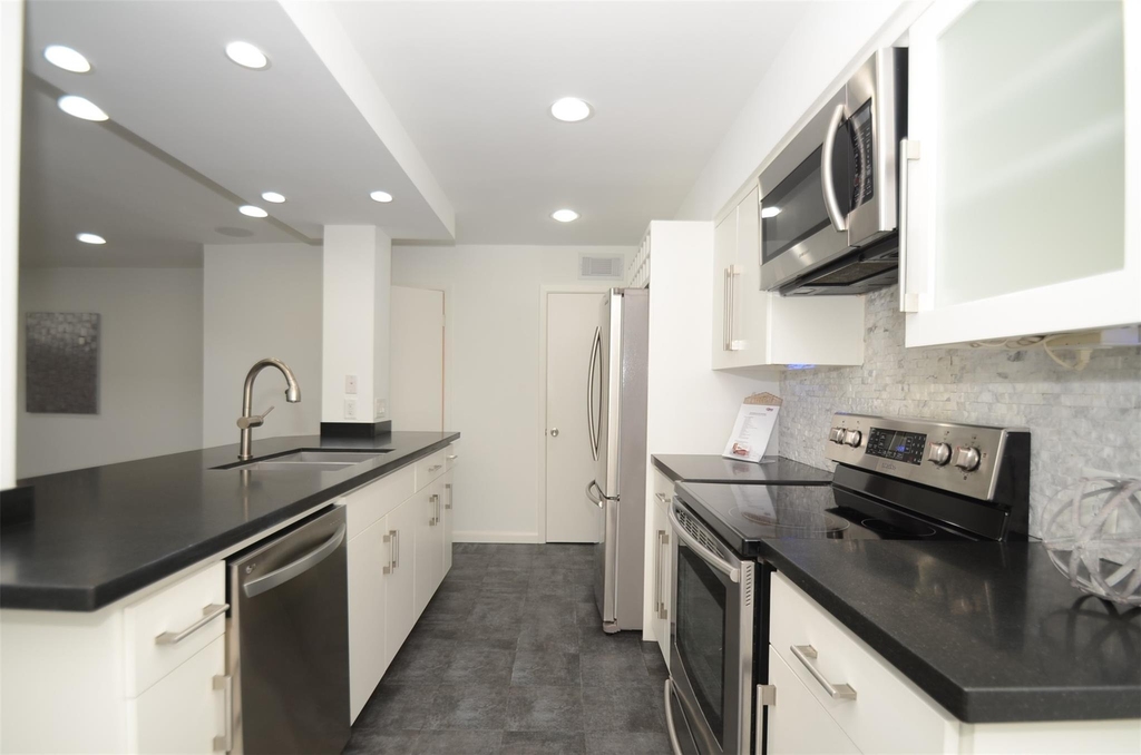 5524 Beverlyhill Street - Photo 0