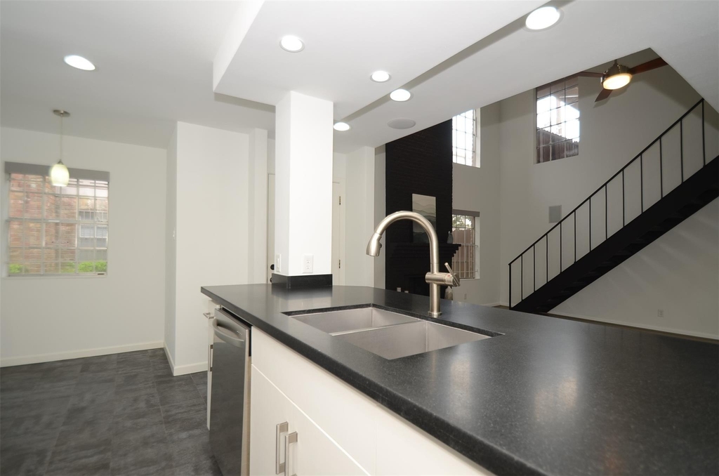 5524 Beverlyhill Street - Photo 7