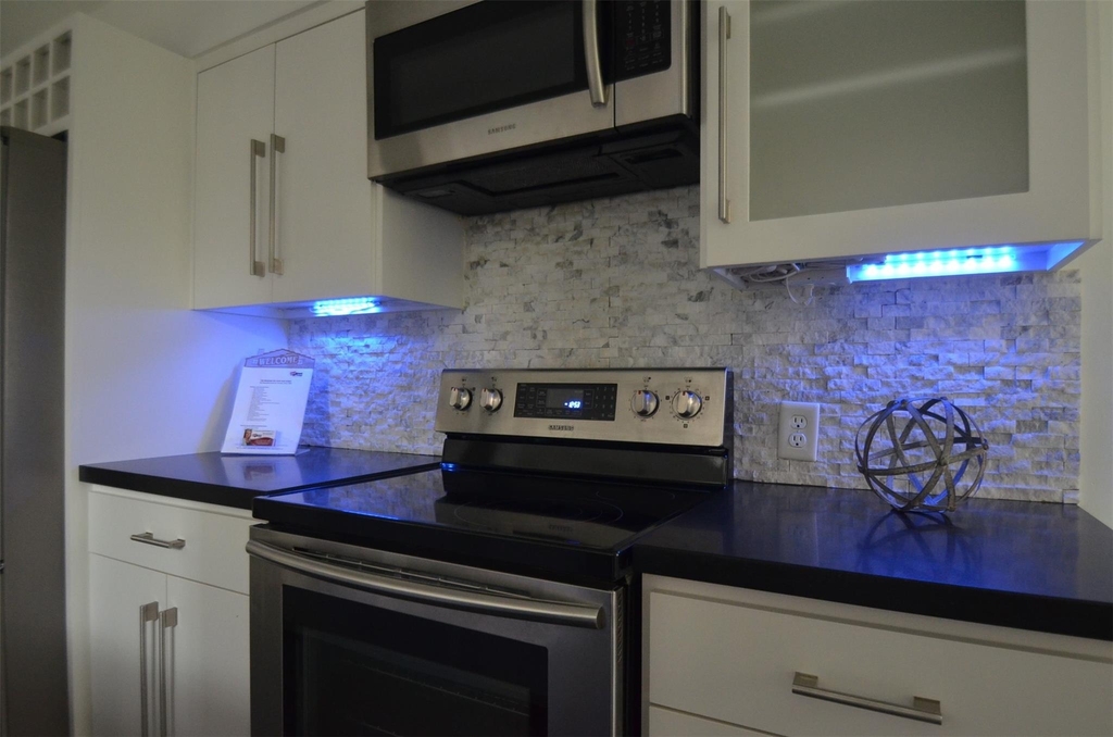 5524 Beverlyhill Street - Photo 8